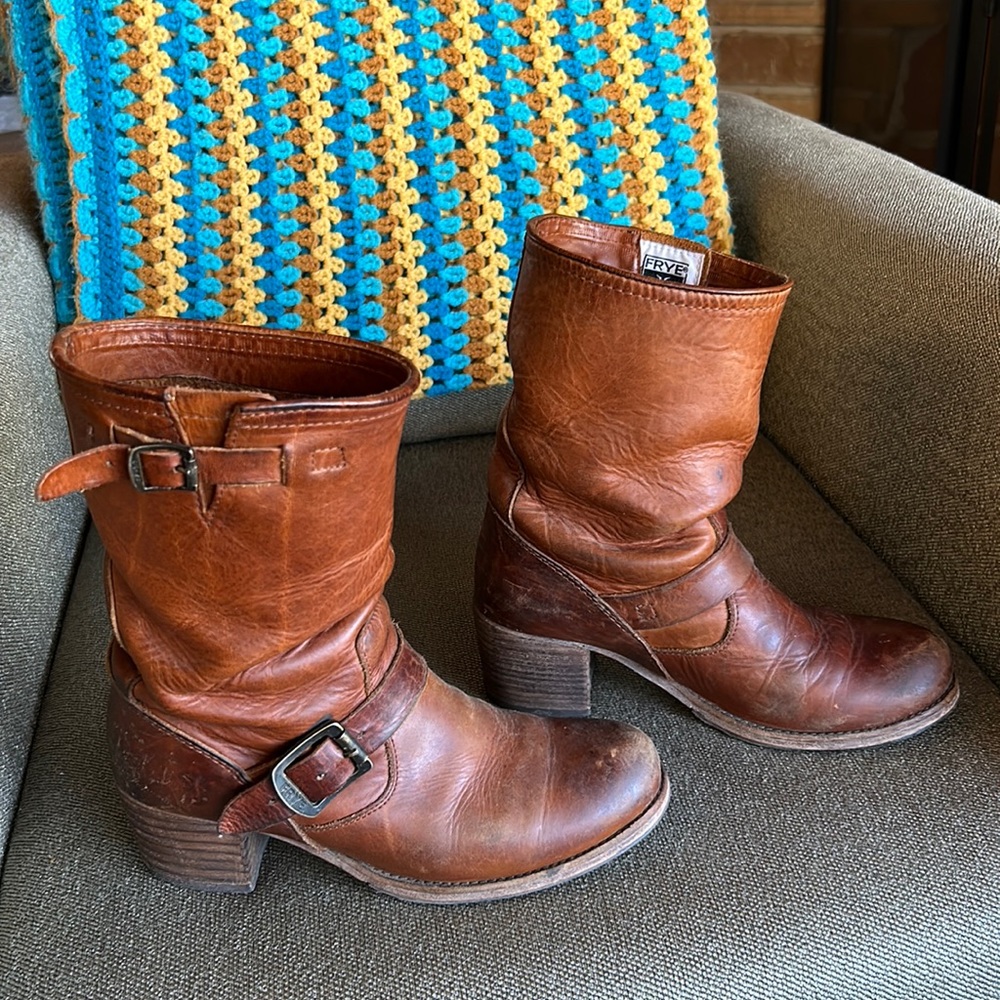 Frye Vera Short Boot, size 7.5, heeled, brown leather